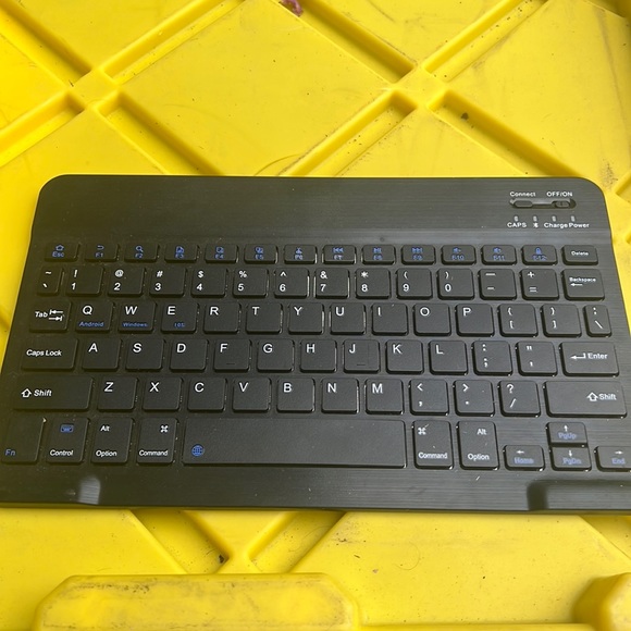 Bluetooth Keyboard for iPad 10th edition - Picture 3 of 8